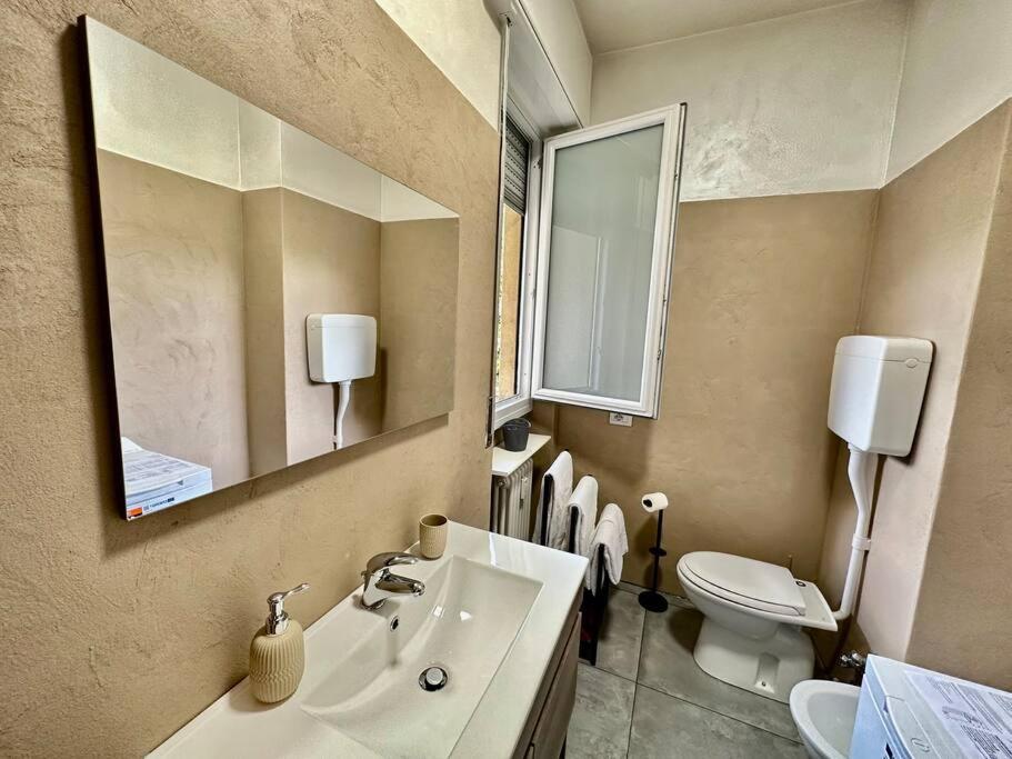 Low Cost Holiday An Business House And Free Park By Revenue House Комо Екстериор снимка