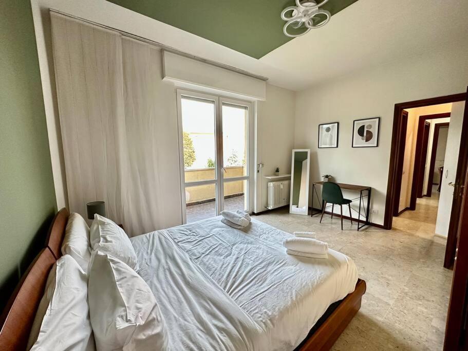 Low Cost Holiday An Business House And Free Park By Revenue House Комо Екстериор снимка
