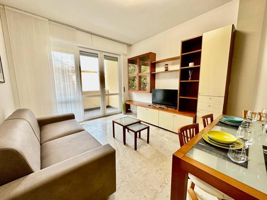 Low Cost Holiday An Business House And Free Park By Revenue House Комо Екстериор снимка